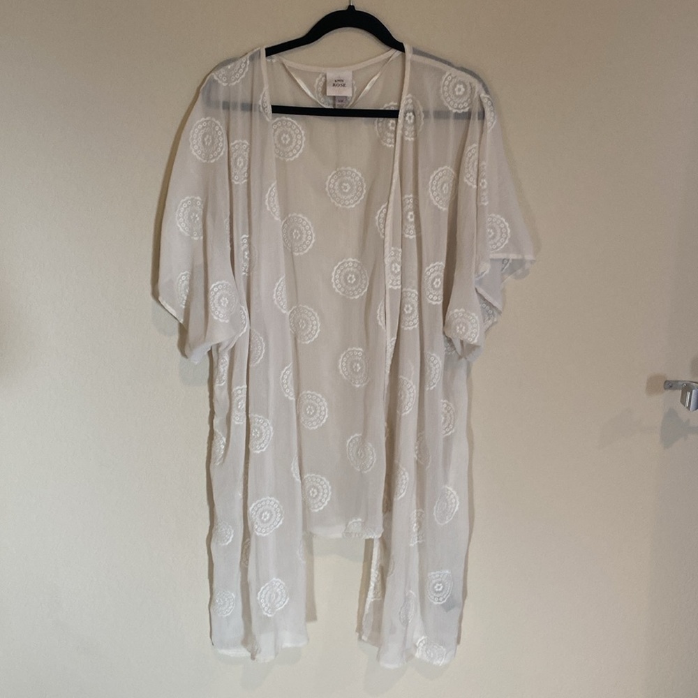 Knox Rose sheer cream kimono. Size S/M. Cute flower pattern. Off-white. - Picture 2 of 16